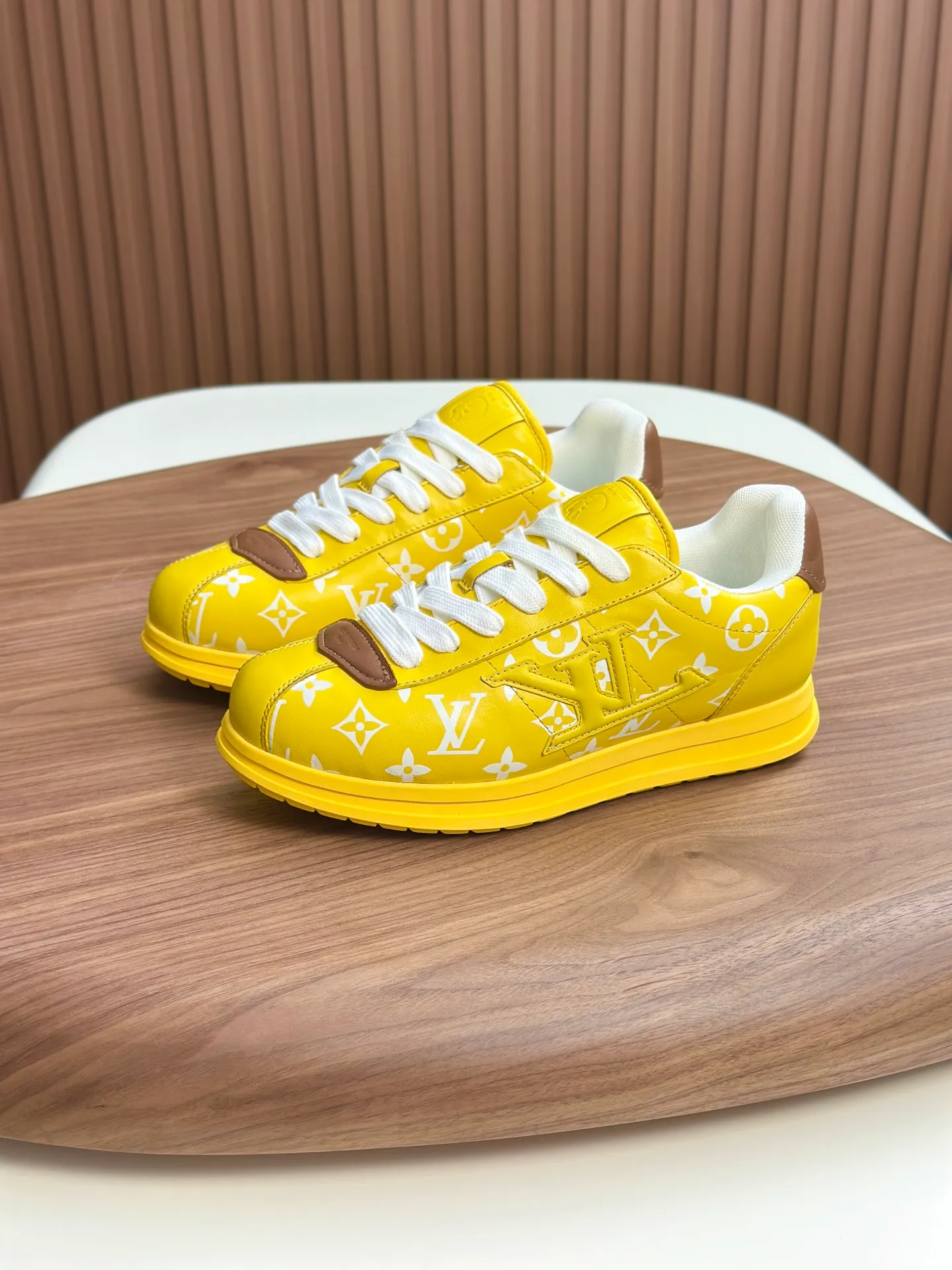 Factory direct sale ¥700💰Full set of packaging💰Top version LV-Louis Vuitton-Classic catwalk new style 1:1 developed replica of the original version! ! The upper foot is very comfortable. It is made of luxurious materials and fine workmanship. The midsole is printed with English letters "Made in Europe". The upper is made of calfskin imported from Italy. The side is decorated with the brand's LOGO and signature. The latest latex foot pads and mesh lining make the foot feel super comfortable. Original factory special supply of original two-color T men's shoes 💰U combination outsole. Bag technology Goodyear stitched edges Fabric: Exclusive custom first-layer cowhide Accessories: Exclusive private model Vuitton logo, lining: Customized silk mesh lining - first-layer silk cowhide lining Outsole: T men's shoes 💰U combination outsole wear-resistant, non-slip and anti-yellowing Foot pads: new latex pads-mesh sweat-absorbent Counter technology: fully computerized sewing machine wire drawing Toe cap Back cover Hot and cold shaping A complete set of pull-top lasts with medium and low logo patterns. Counter packaging - shoelaces, certificates, cards, instructions, certificates, dust bags. The most comprehensive packaging on the Internet. Men's model 339-44 (38/45 custom-made, non-returnable!
